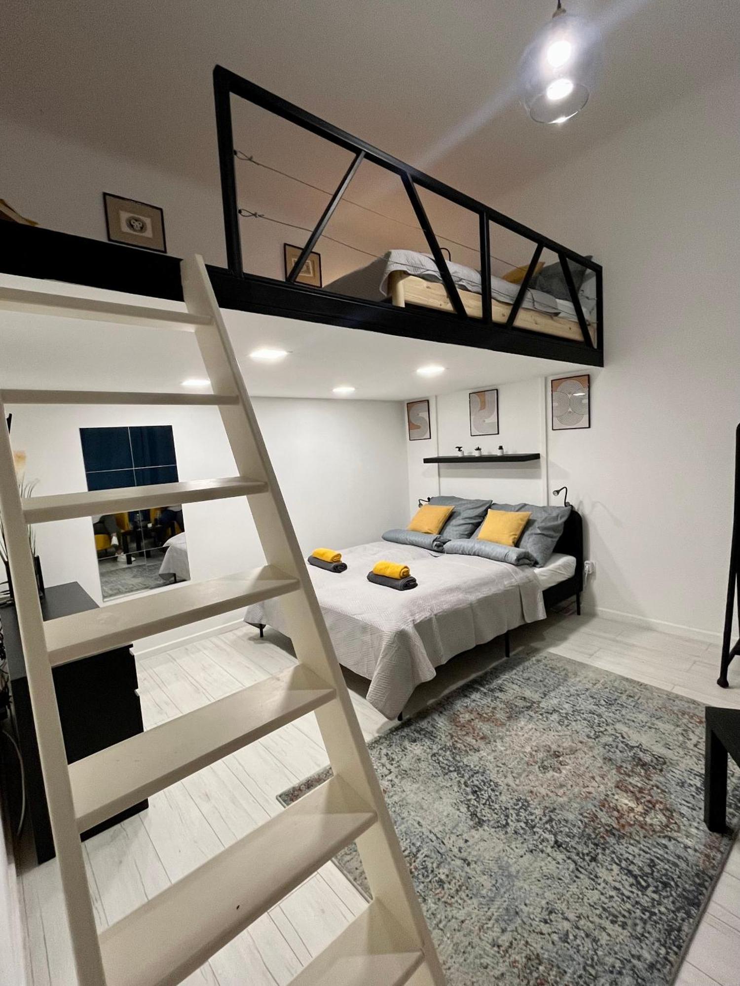 West Station Gallery - Free Parking, Cozy Home, Perfect For Families * Boedapest